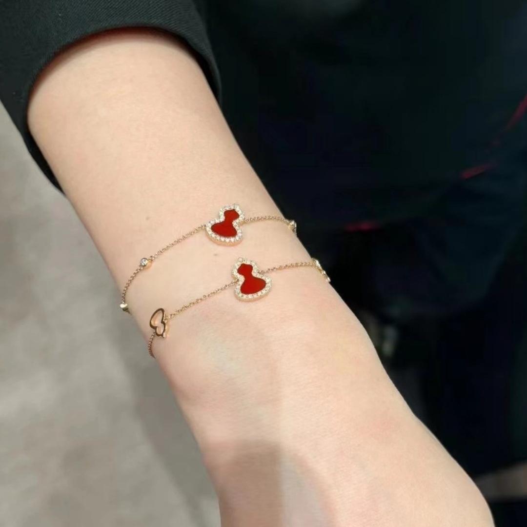 Yijiang YIJOON Natural red agate gourd bracelet, light luxury niche design, high-end feel, layered white mother-of-pearl hand accessory A three-gourd bracelet（