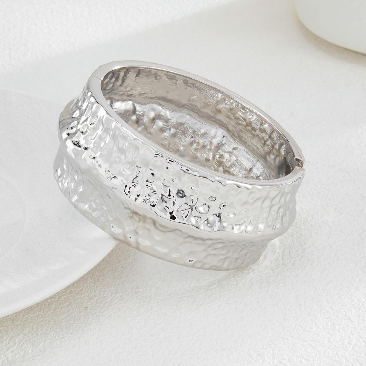 

Аксессуары Ретро Широкий Персонализированный Браслет Hammer Высокая Сохранность Цвета Гальваническое Покрытие Сплав Дизайн Sense Женский Браслет