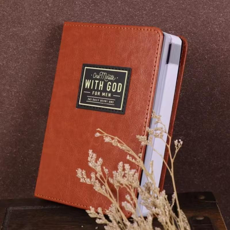 Un Minuto con Dio per gli Uomini: Libro di Devozioni Quotidiane 365 Lettura Biblica Quotidiana e Planner di Preghiera Con 365 Spunti Regalo Cristiano