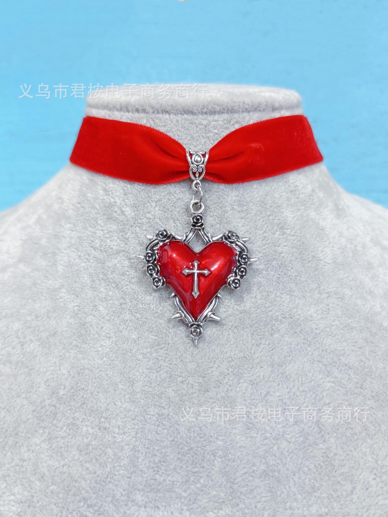 

Personality Gothic Sliver Color Liquid Metal Rose Lacework Big Red Heart-shaped Pendant Velvet Necklace Choker for Women Jewelry