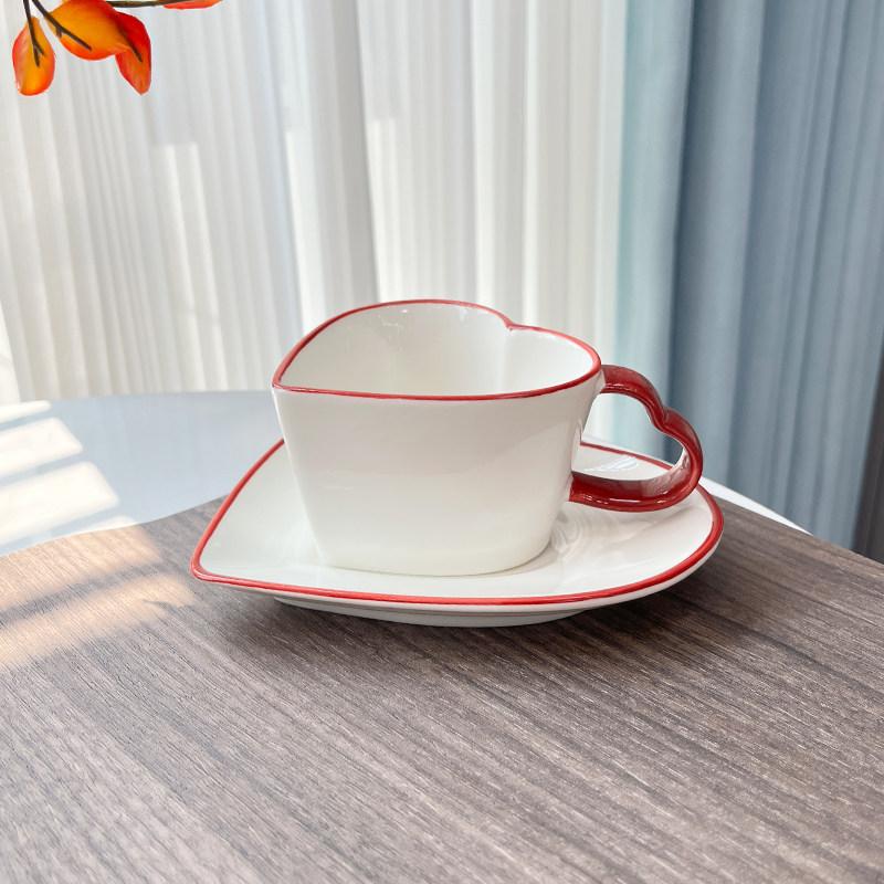 

Набір чашок для кави у формі серця з блюдцями 2026 Новий 180 мл Креативна ручка Пари чашок з ложкою Нішевий Високоякісний посуд для післяобіднього чаю 200ml білий