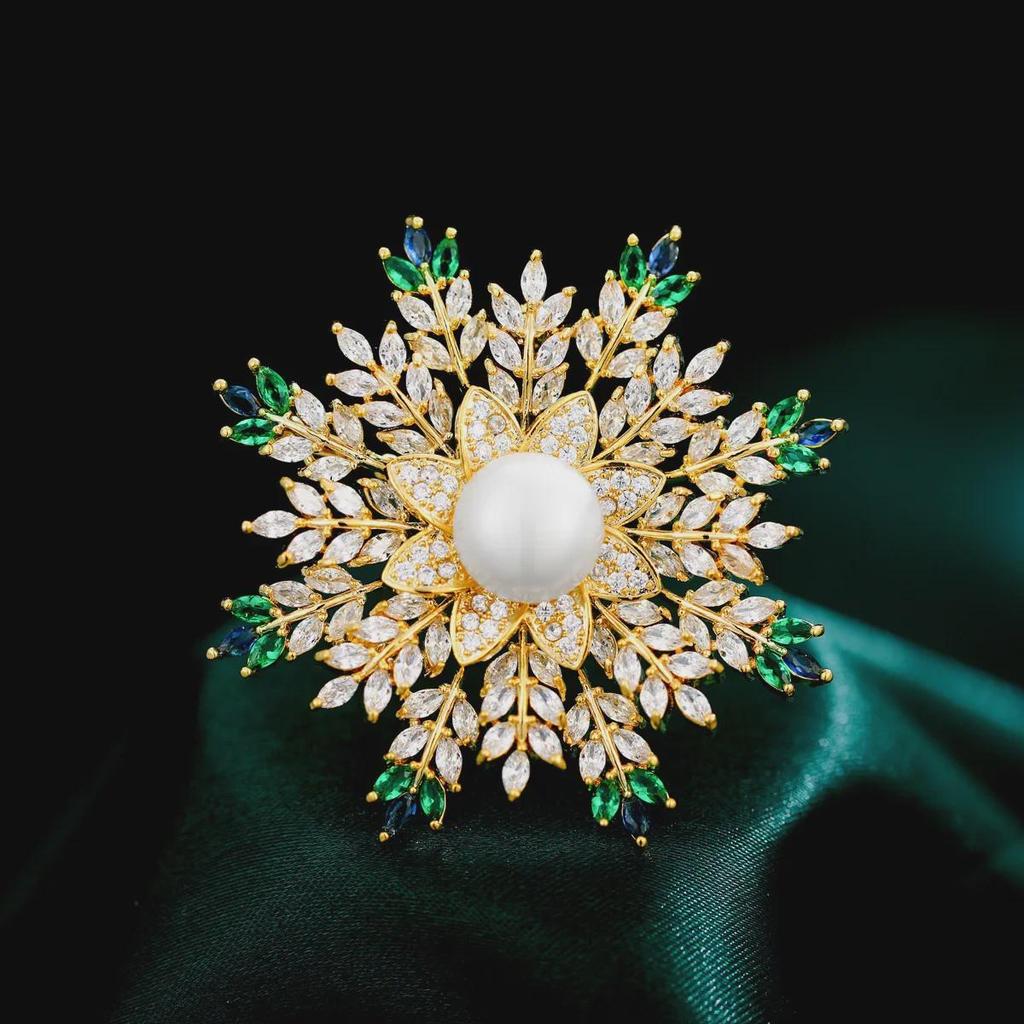 Luxurious South Korean Snowflake Brooch with Zircon Inlaid Diamonds – Elegant Corsage Pin for Suits and Coats.