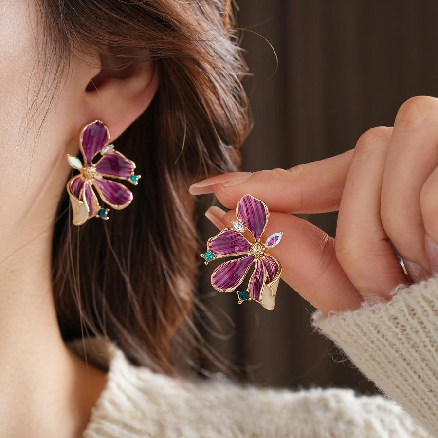 Light Luxury Retro Palace Style Flower Earrings 1 pair фиолетовый
