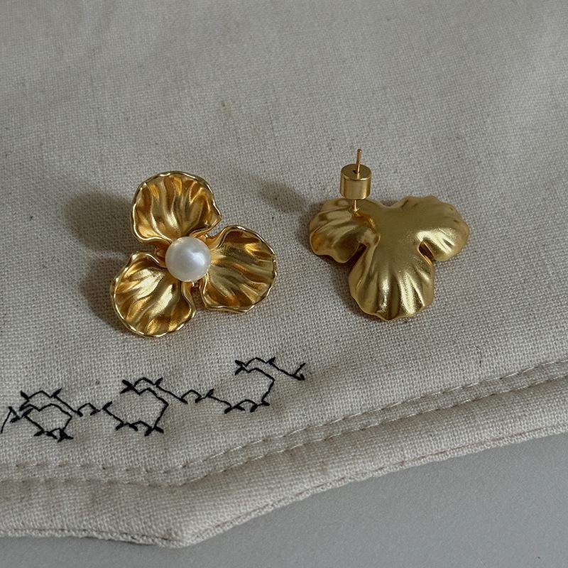 Light and Soft Metal Flower Earrings Warm Pearl Gentle and Elegant Earrings Light Luxury Temperament Versatile Commuter Earrings
