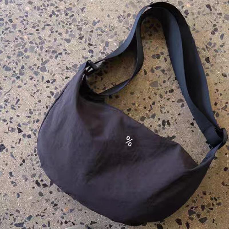 

The texture is great~ Korean blogger s ancient croissant bag messenger bag~ Ultra-light and large capacity can be messenger on one shoulder single bag