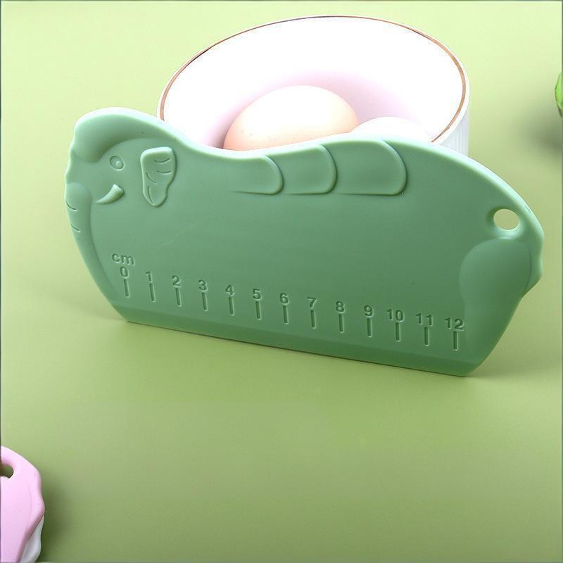 Ein graduierter Kunststoff-Teigschaber, ein praktisches und handliches Küchen-Kunststoffwerkzeug