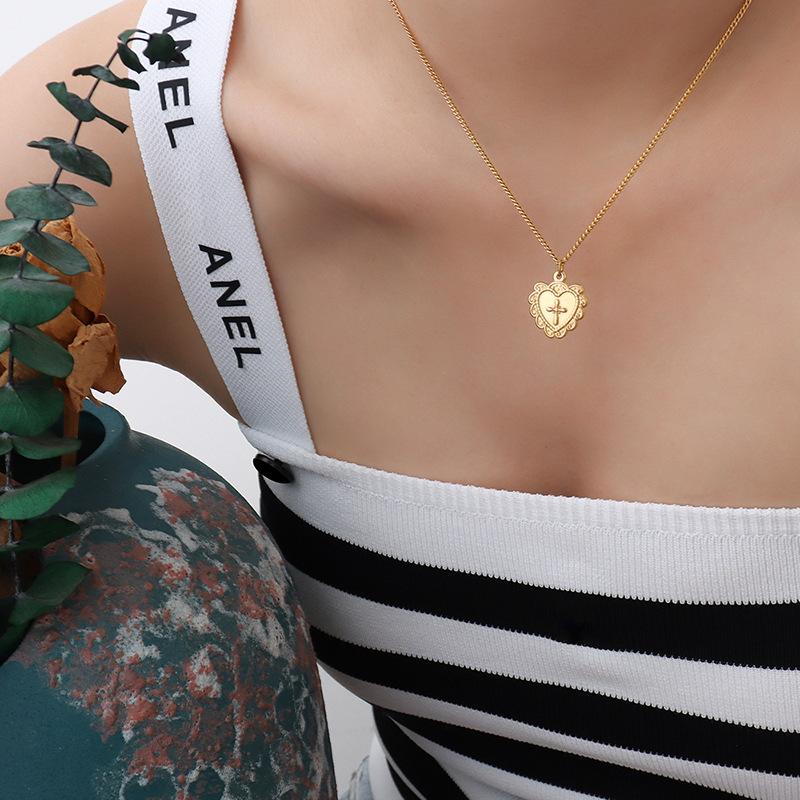 French Heart-Shaped Relief Cross Pattern Love Necklace Does Not Fade Titanium Steel Plated 18 Real Gold Jewelry P028