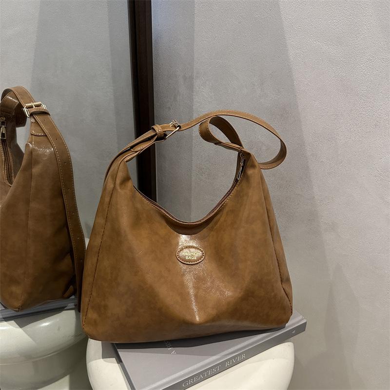 

2025 новая женская сумка-пельмень, высококлассная простая модная повседневная сумка-тоут большой вместимости для работы коричневый