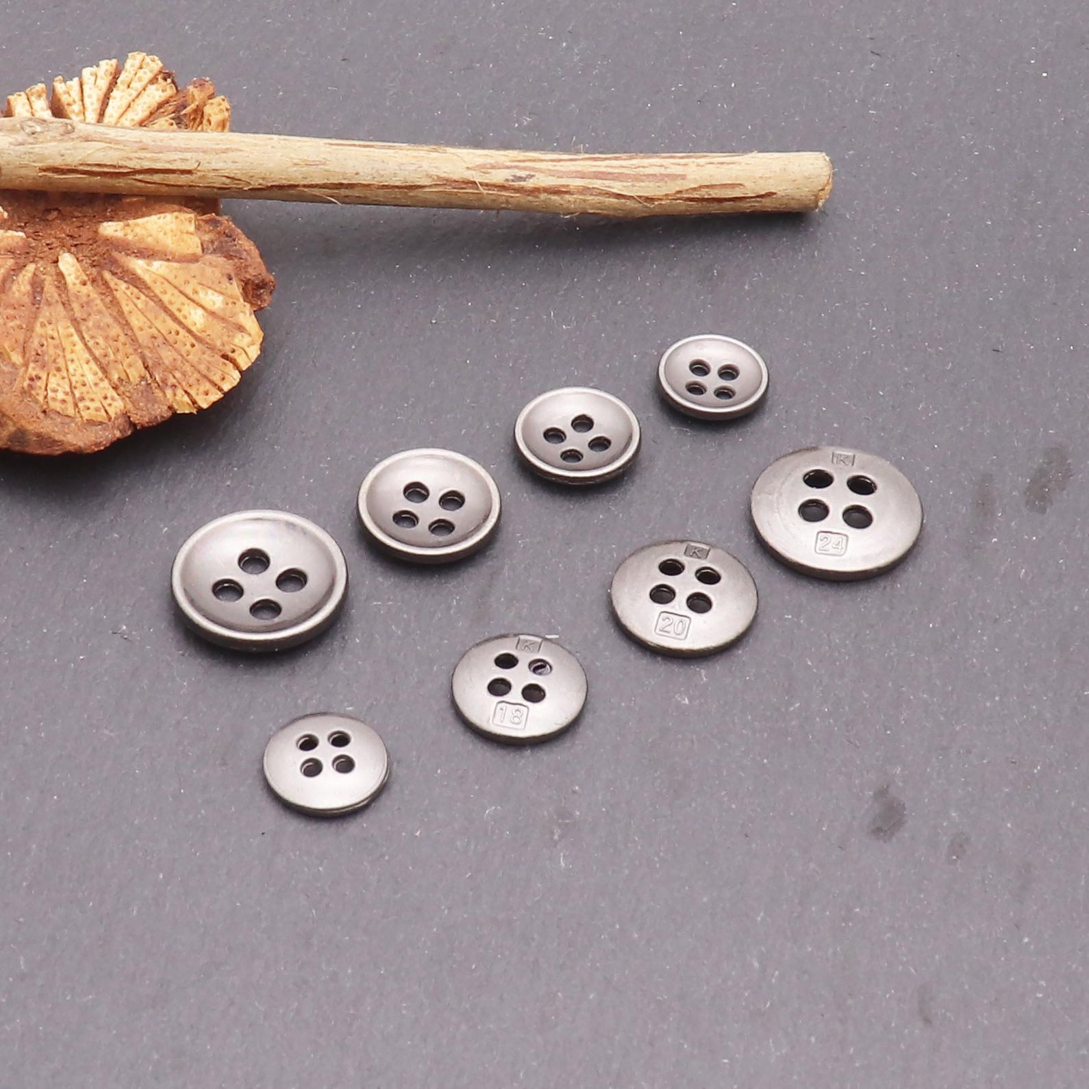 

Рубашка и костюм в стиле ретро с четырьмя металлическими пуговицами, потайным карманом и пришитыми вручную круглыми пуговицами