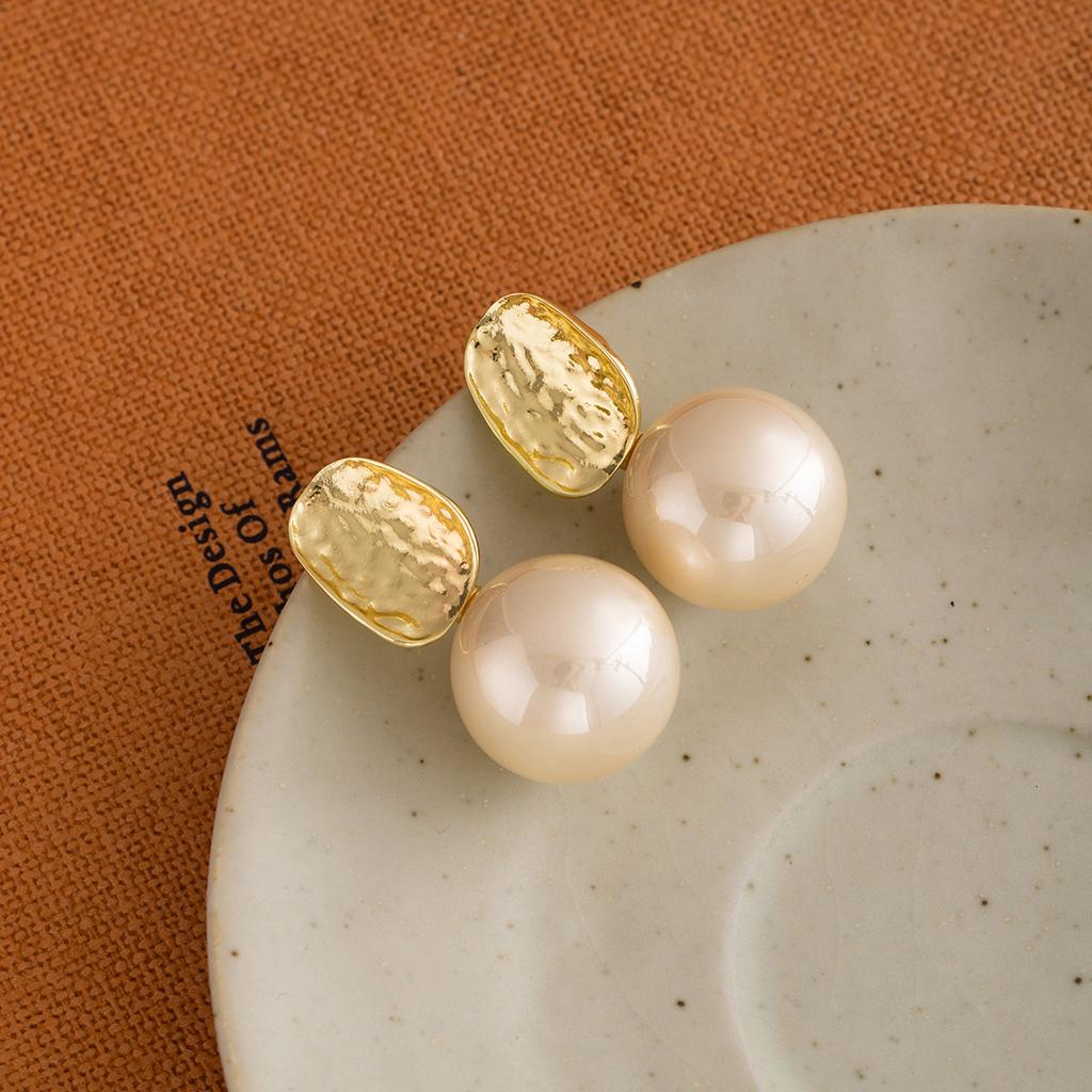 Runde Perlen-Anhängerohrringe Französische Retro-Mode Exquisite Einfache Steckerohrringe Persönlichkeits-Atmosphäre-Ohrringe