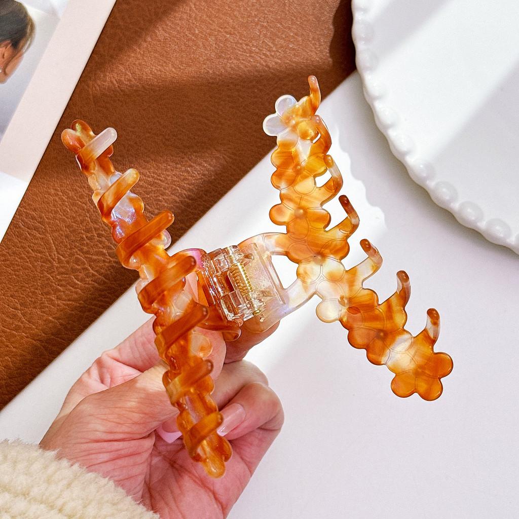 Stylish Versatile Acrylic Hair Clip Featuring Geometric Flower Design For Women