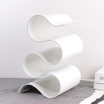 Kreatives abstraktes S-förmiges Weinregal Metallornamente Schwarz Nordic Ins Frische Wohndekoration Ornamente Weinregal Ornamente