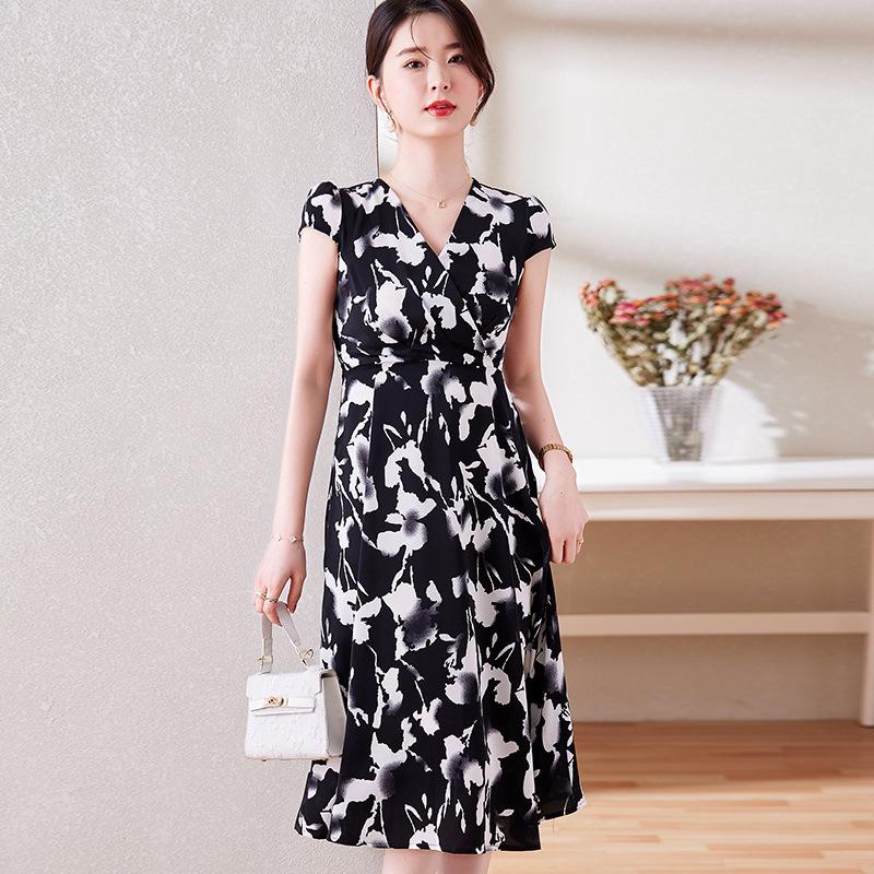 

Летнее платье с цветочным принтом больших размеров - короткий рукав, подчеркнутая талия, тонкий фасон L (105-115 jin)