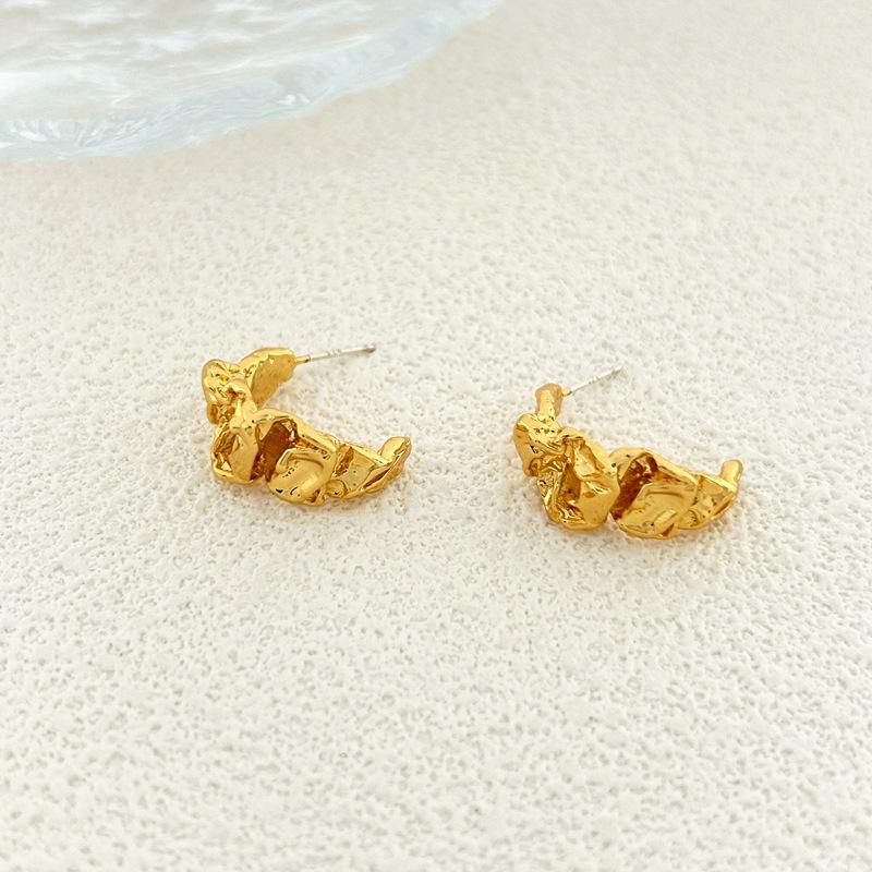 Fashion Personality Lava Irregular Folds C-Shaped Stud Earrings Trendy Women S Earrings золотой