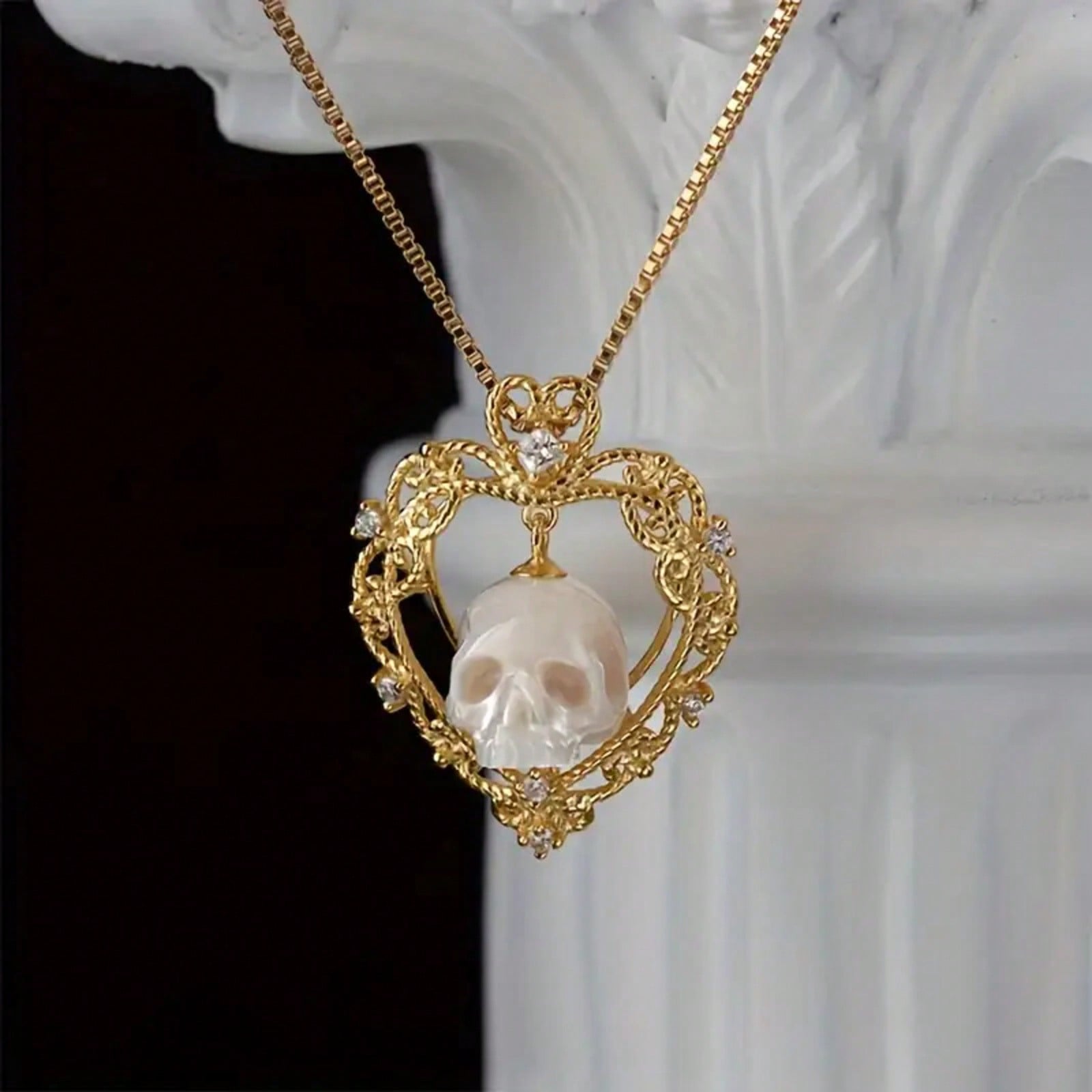 

A gothic skull pendant necklace, featuring a heart-shaped openwork skull design, suitable for both men and women.