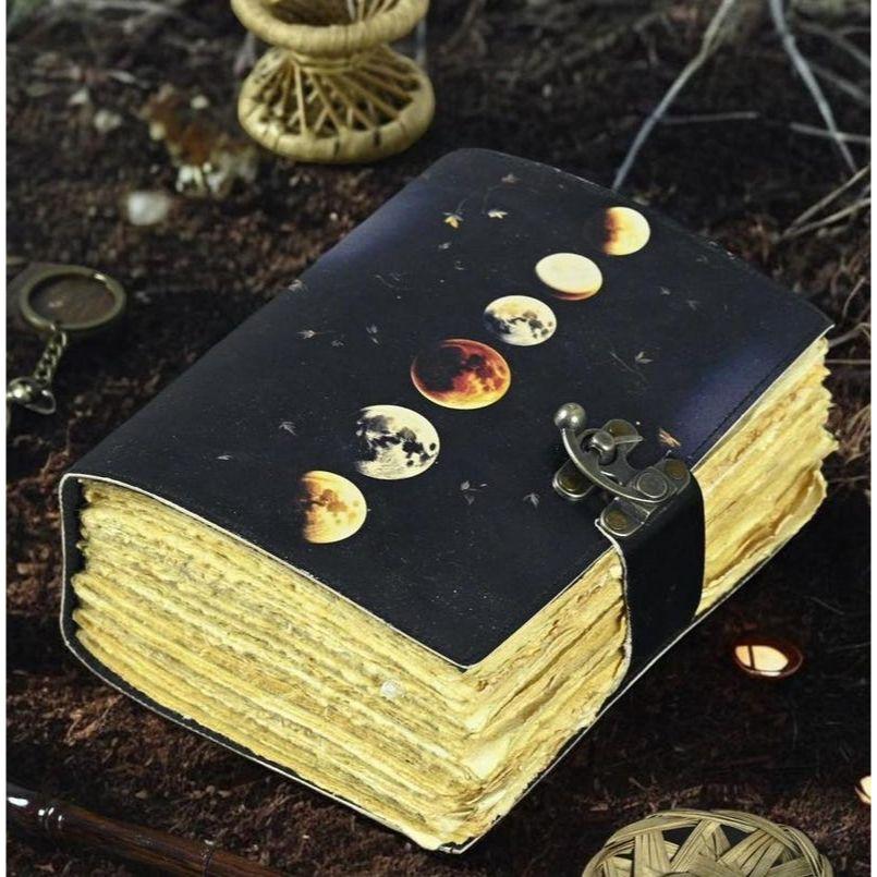 

Большой кожаный журнал-гримуар: Книга Теней Фазы Луны 7 x 5 in - 200 Page