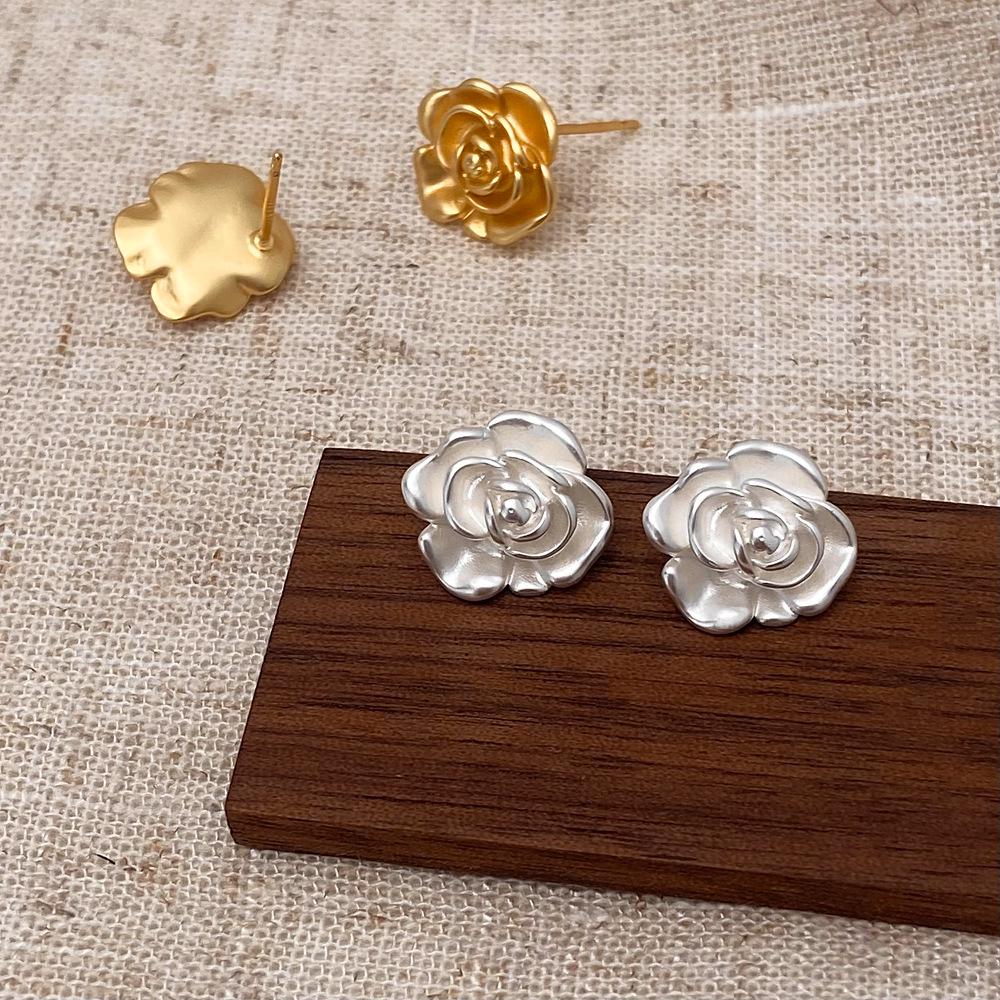 

Elegant Camellia Flower Stud Earrings: Versatile Pastoral Style for a High-End Look