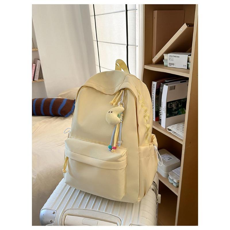 The new simple, fresh, cute, sweet, high-value, versatile, fashionable, lightweight and large-capacity backpack.