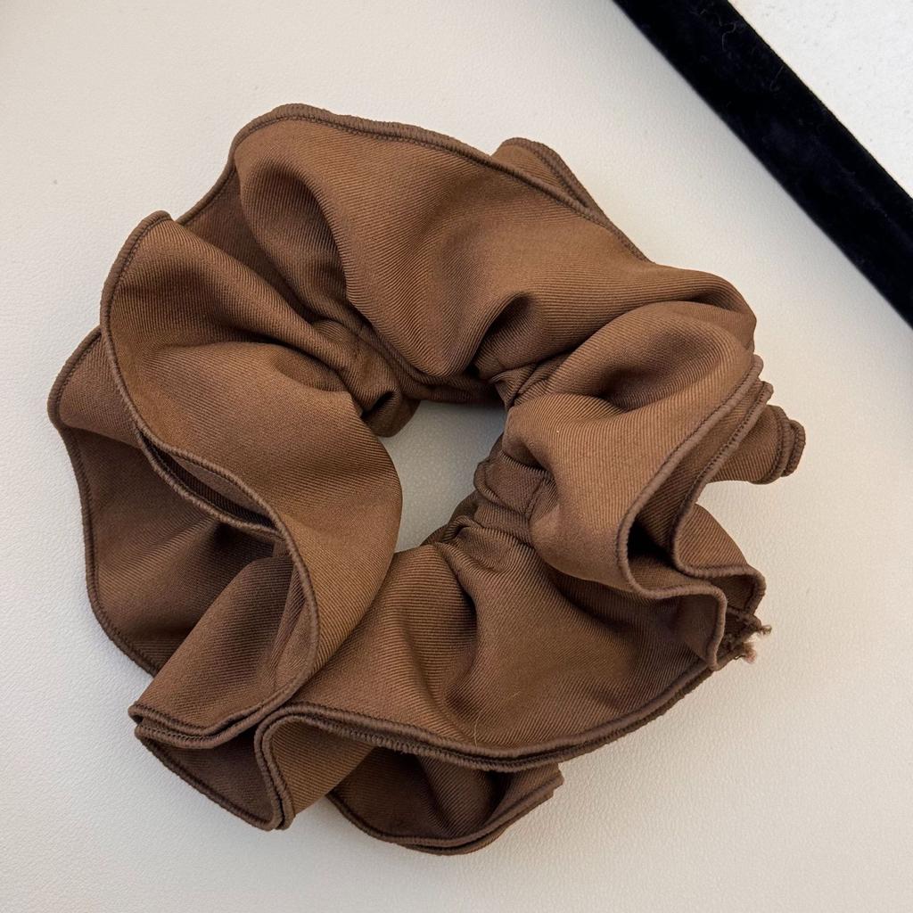 A High-end and Elegant Girl with A Pleated and Laid-back Large Intestine Hair Band, A Ponytail and A Hair Tie