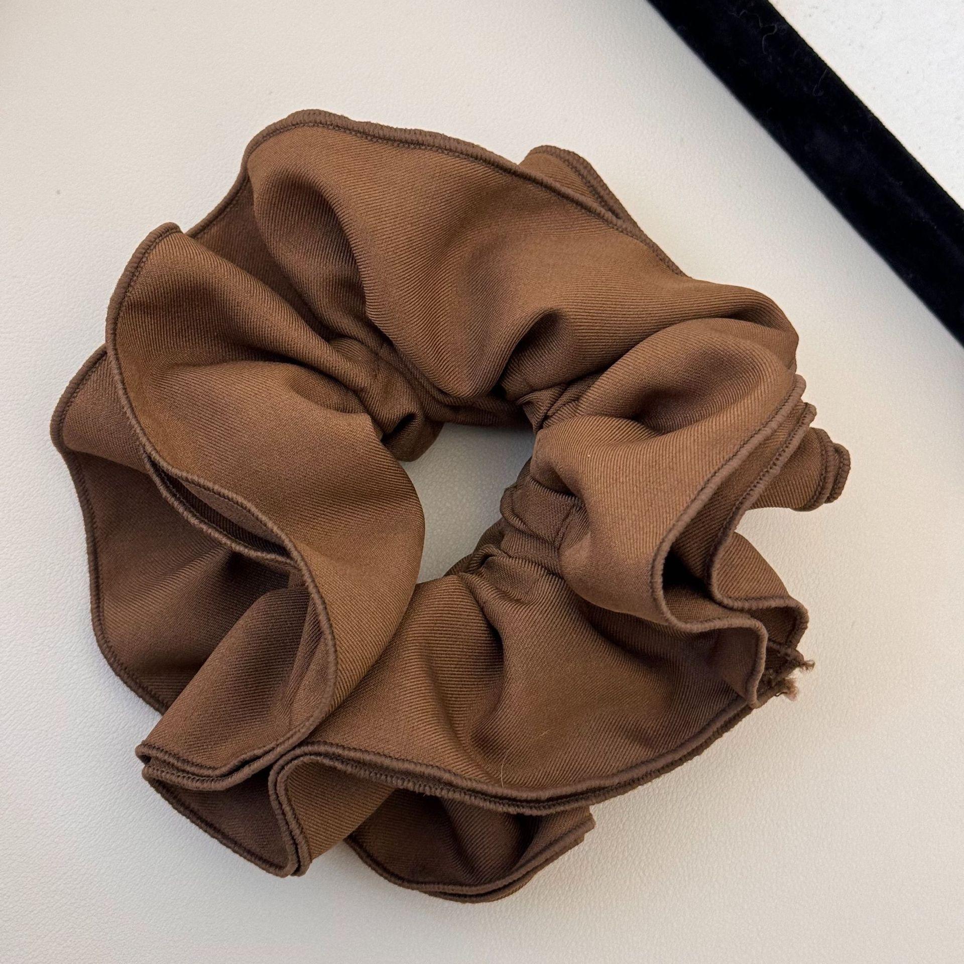 

A High-end and Elegant Girl with A Pleated and Laid-back Large Intestine Hair Band, A Ponytail and A Hair Tie