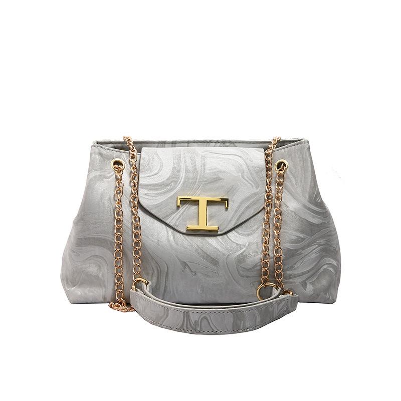 

Fashion commuter large-capacity bag women s 2024 new popular leisure chain shoulder messenger bag personalized small square bag срібний