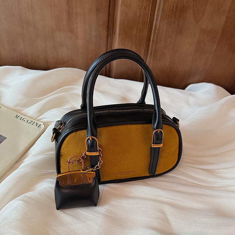 Popular autumn and winter retro underarm bowling bag women's niche bag black bag