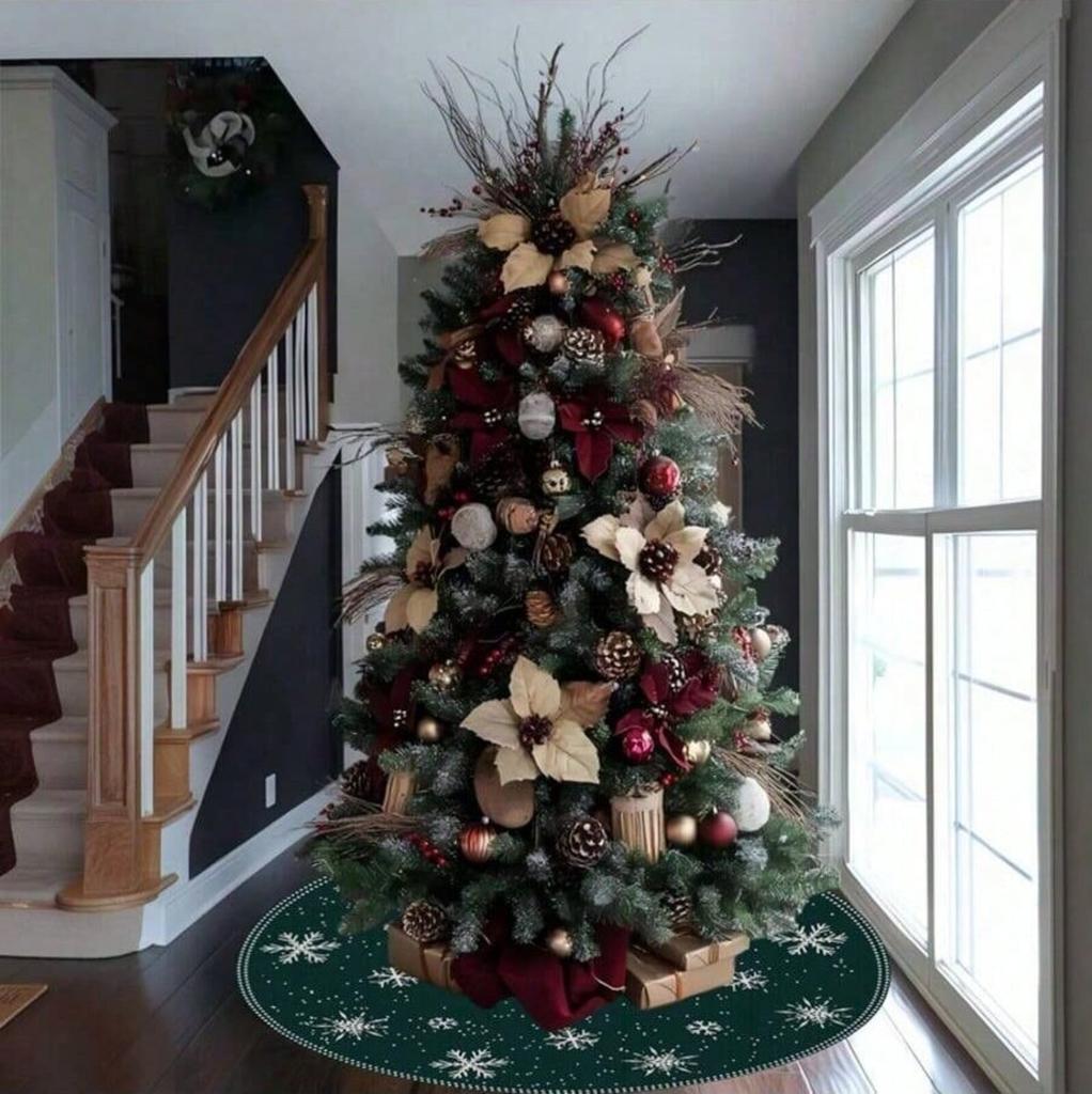 Christmas Carpet Tree Skirt, Green Background Snowflake Polka Dot Pattern Carpet Indoor And Outdoor Floor Decoration