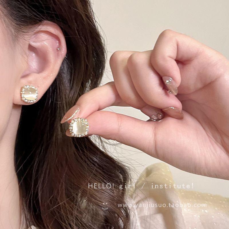 

Gentle Feeling Small Sugar Cube Opal Pearl Stud Earrings for Women Accessible Luxury Fancy New Earrings Beautiful Elegant Earrings Zirconium Flash Sugar Pearl Earrings