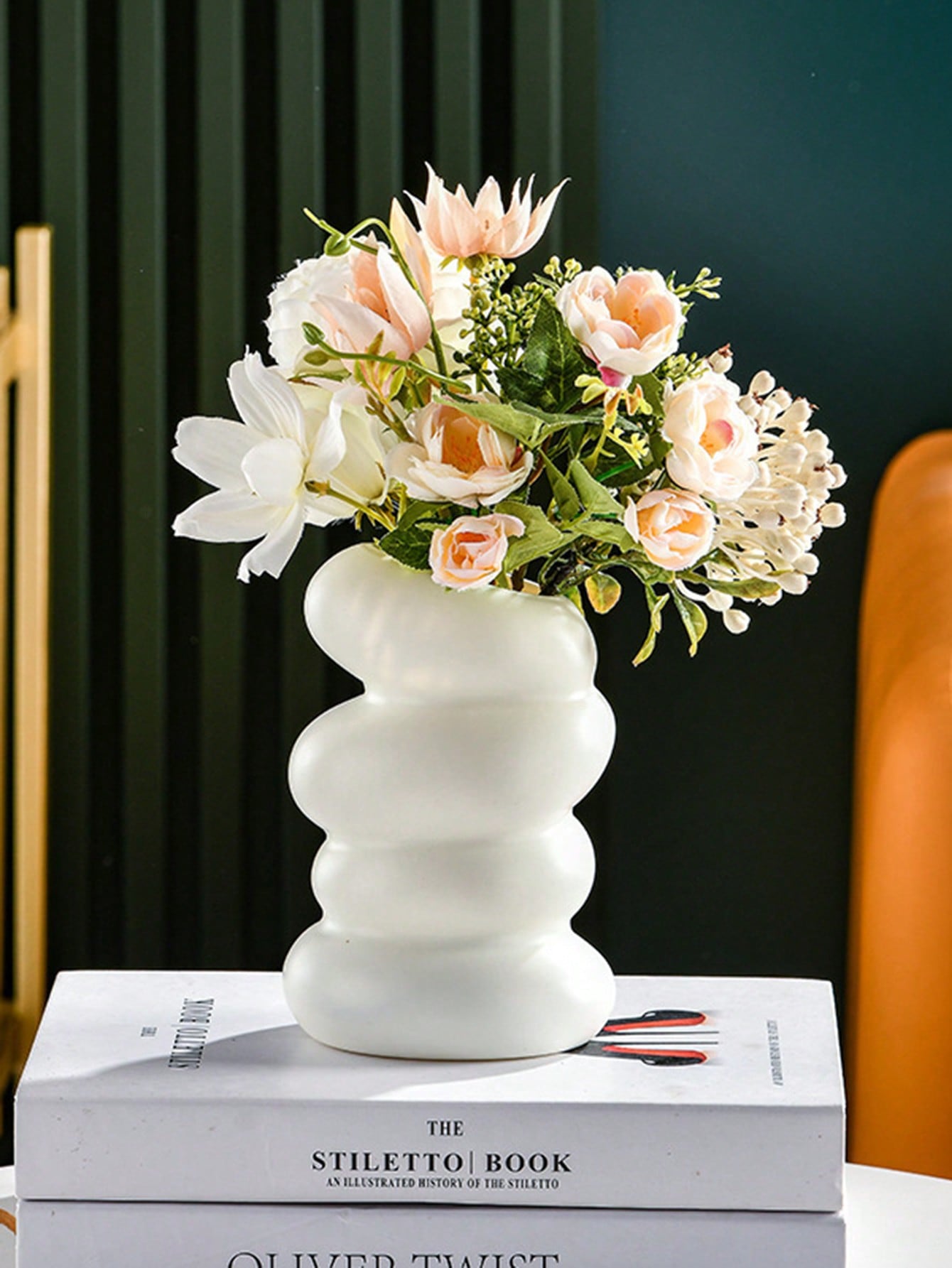 

Plastic spiral vase, Nordic style creative flower arrangement, container decoration, dry and wet vase, imitation glaze. белый