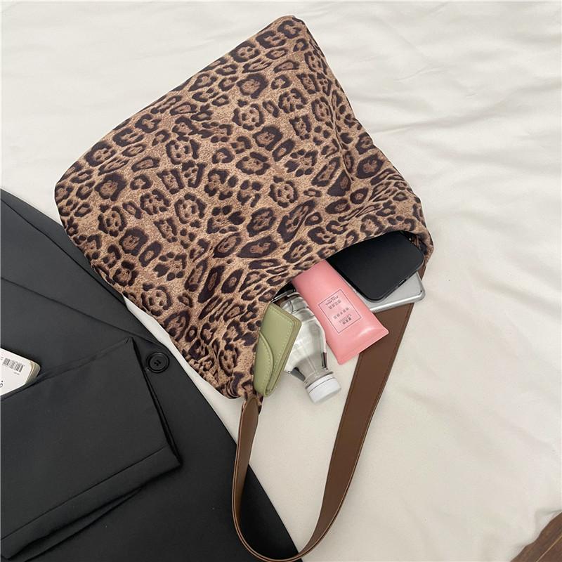 Leopard Pattern Shoulder Bag Women Large Tote With Zipper For Commuting And Travel