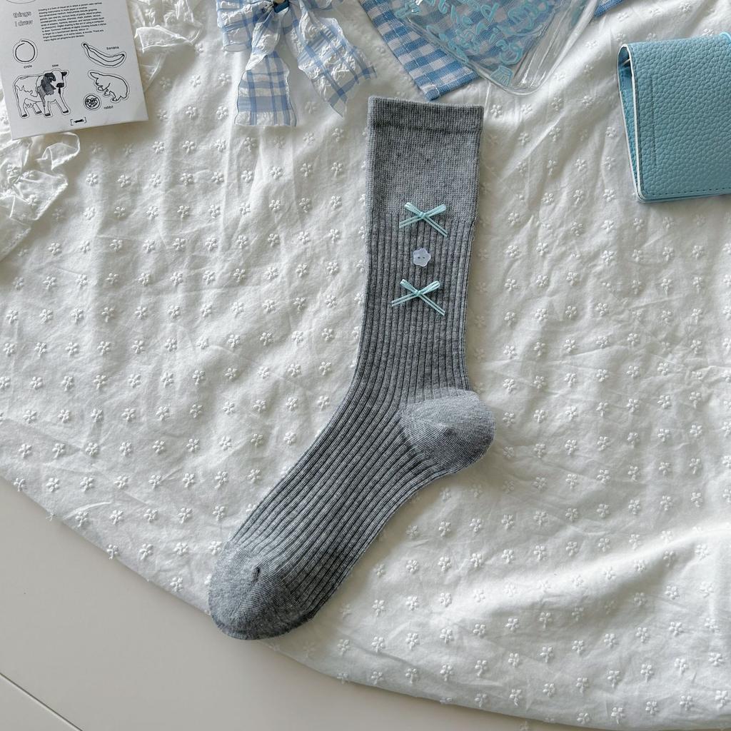 Thin Ballet Style Socks With Solid Color Buttons And Bows Tied With Gray Mid-Tube Piles Of Socks