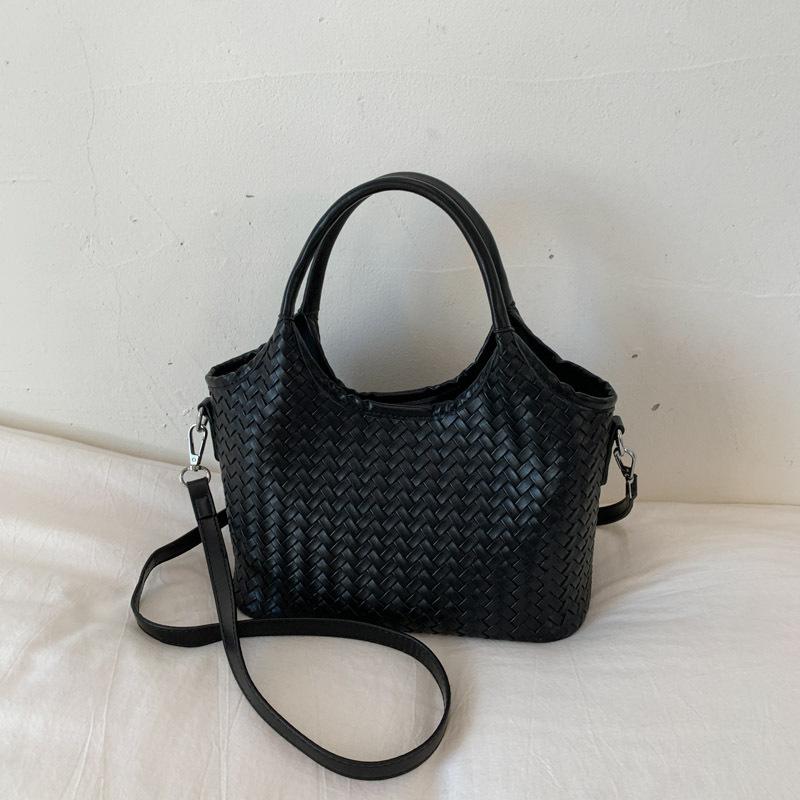 Korean version of fashionable portable bucket bag, new commuter large-capacity shoulder messenger bag, woven tote vegetable basket bag for women