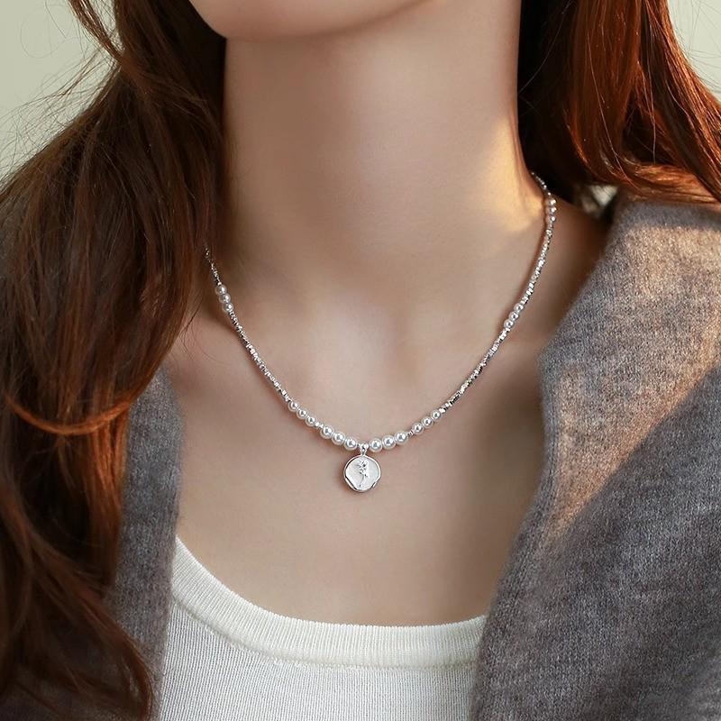 Elegant Pearl Rose Flower Clavicle Necklace for Women - New Style, Sweet, Light Luxury