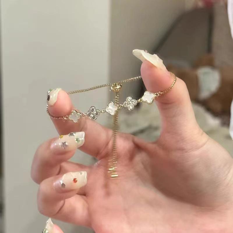 Korean Style Light Luxury Mother-of-Pearl Four-Leaf Clover Bracelet with Shiny Diamonds – Exquisite Adjustable Fashion Jewelry