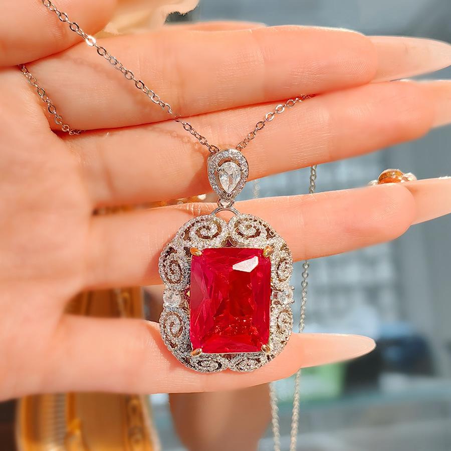 Seiko Übertriebene Farbe Schatz Roter Korund Anhänger Halskette Mode Leichter Luxus Ohrstecker Taubenblut Rot Hochkohlenstoff Diamant Ring Set Damen