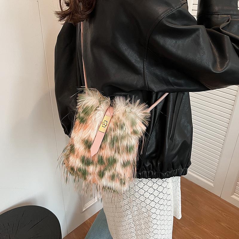 

Висококласний сенс іноземна плюшева маленька сумка жіноча 2024 новий тренд осінь-зима універсальна сумка через плече на одне плече сумка для мобільного телефону зелений