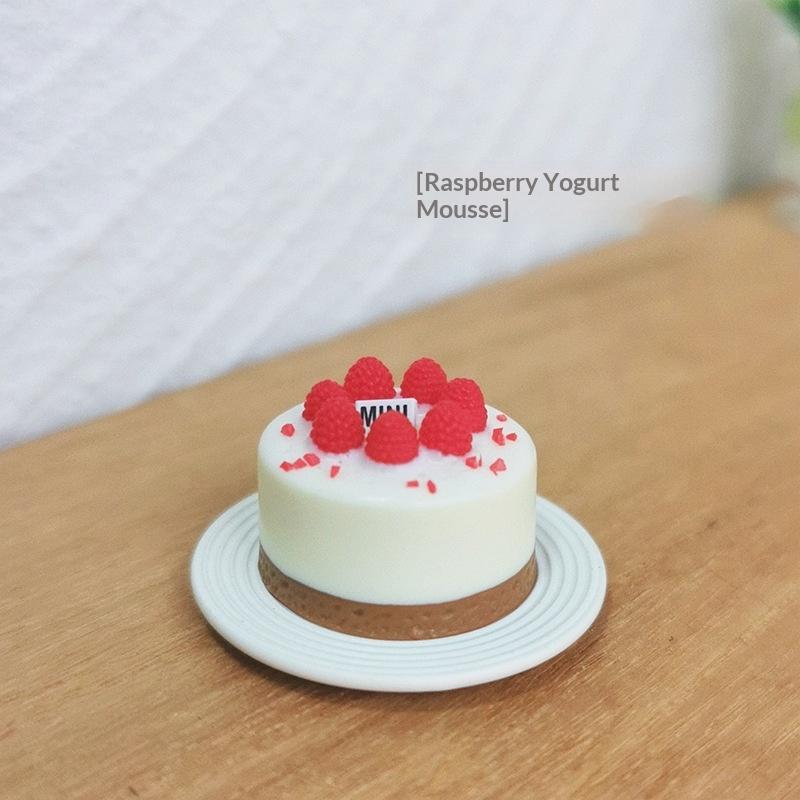 1Pcs Miniature Dollhouse Simulation Clay Strawberry Fruit Cake Mini Food Model For Doll House Accessories Cute Bakery Cake Toys