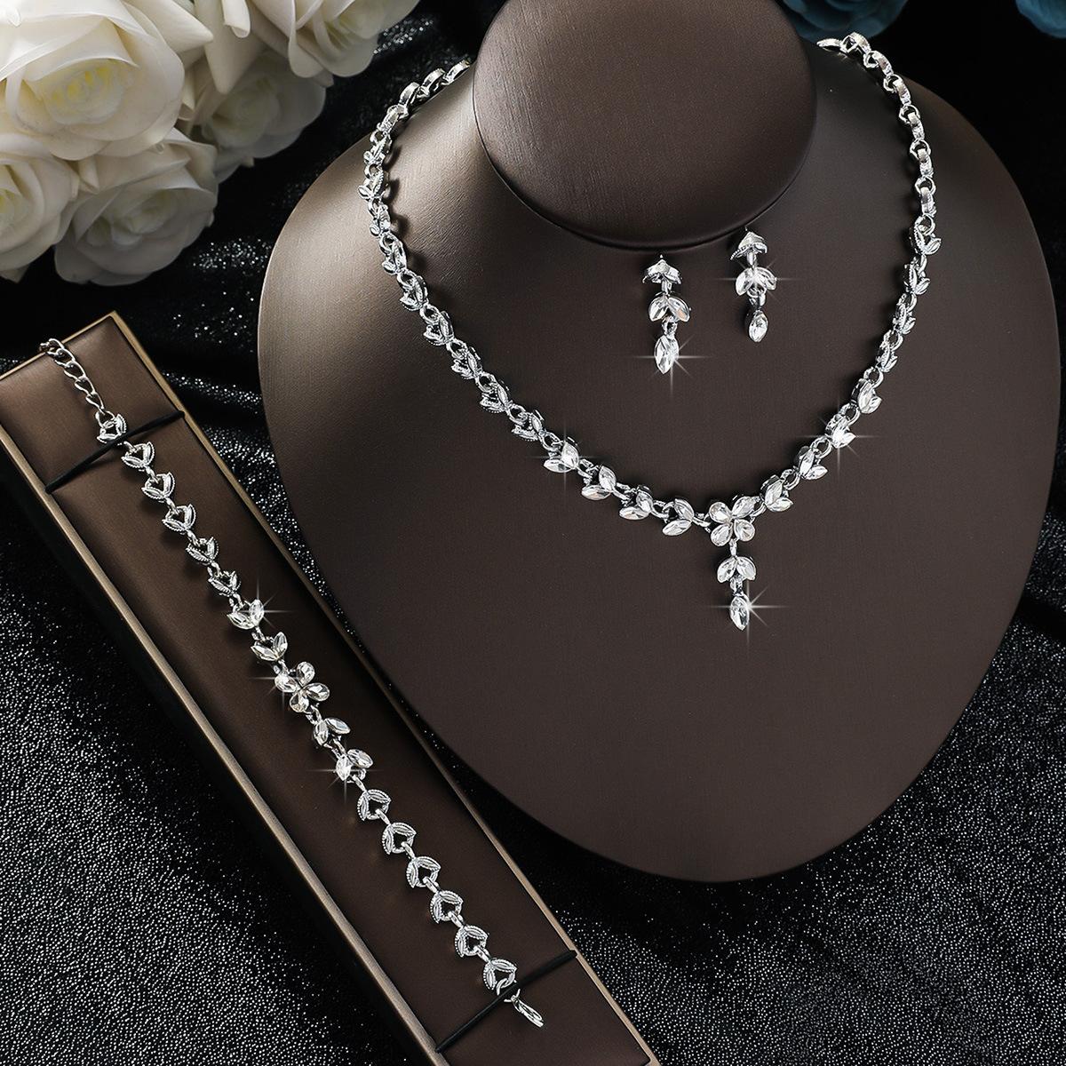 High-end bride earrings collarbone niche light luxury flower necklace set wedding dress banquet accessories