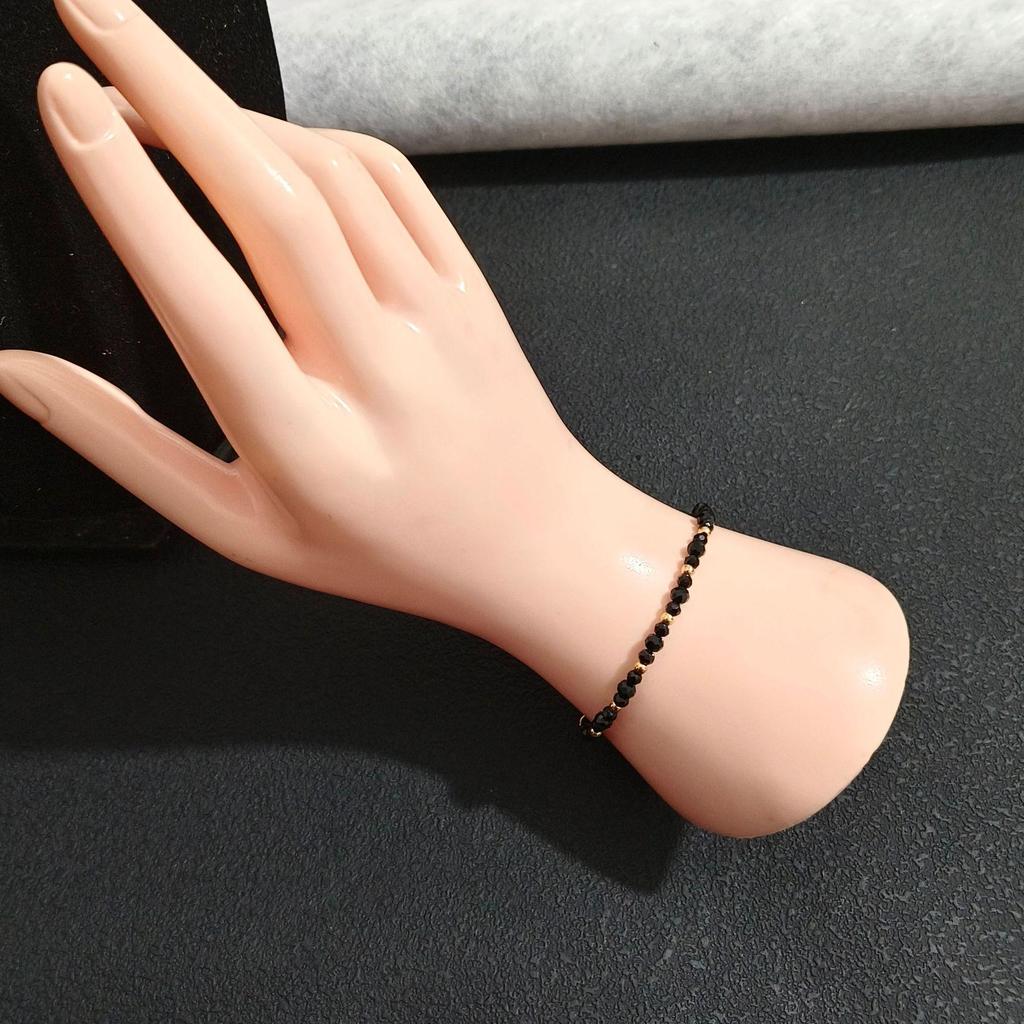 Nouvelle arrivee: Ensemble collier et bracelet faits main en perles de cristal noir pour femmes avec perles dorées - Élégant, Polyvalent, Style Célébrité