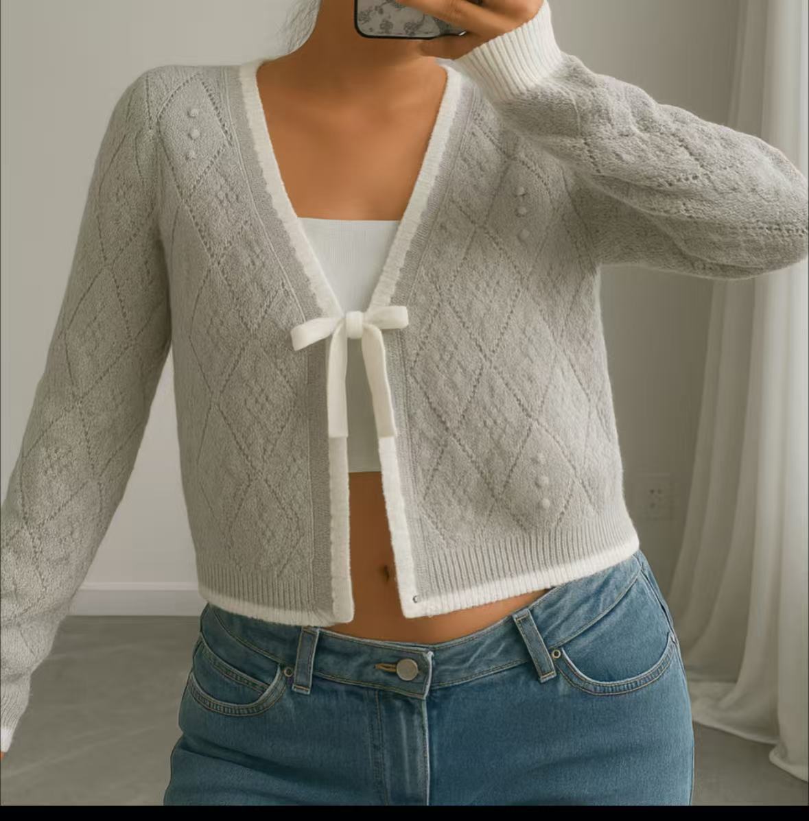 

Женский короткий вязаный кардиган с кружевным узором «косы», черной отделкой и деталью-бантом L серый