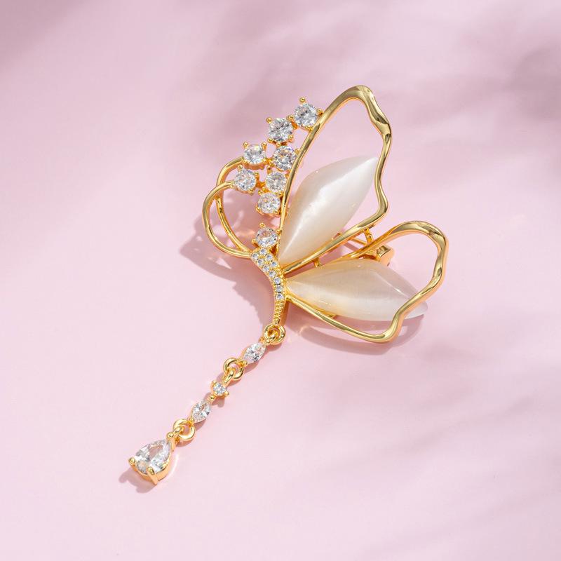 French Light Luxury Butterfly Brooch with Cat's Eye Tassel for Suits