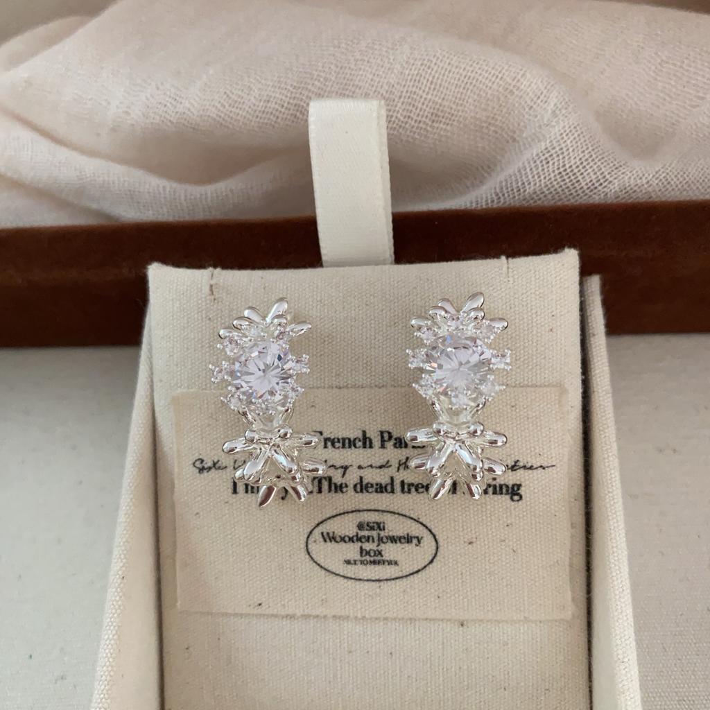 Light and Smart Three-dimensional Flower Zircon Stud Earrings, Super Flash Earrings, Elegant Temperament, Gorgeous and Exquisite Earrings.