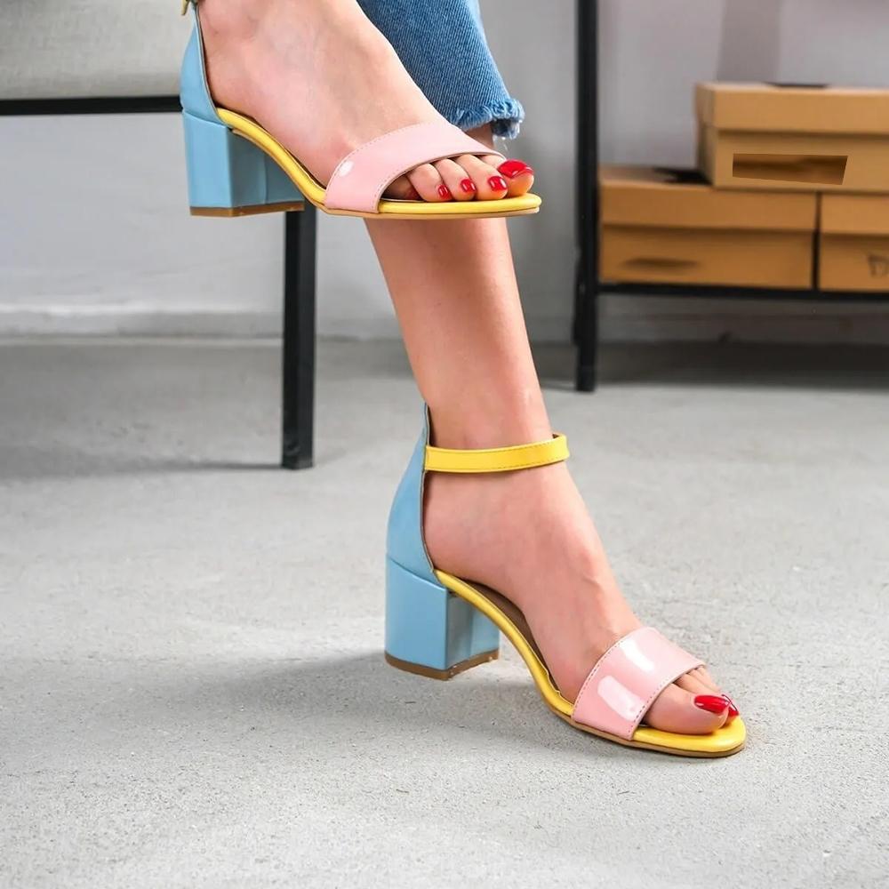 Женские босоножки на низком каблуке. Модная удобная летняя обувь для ...