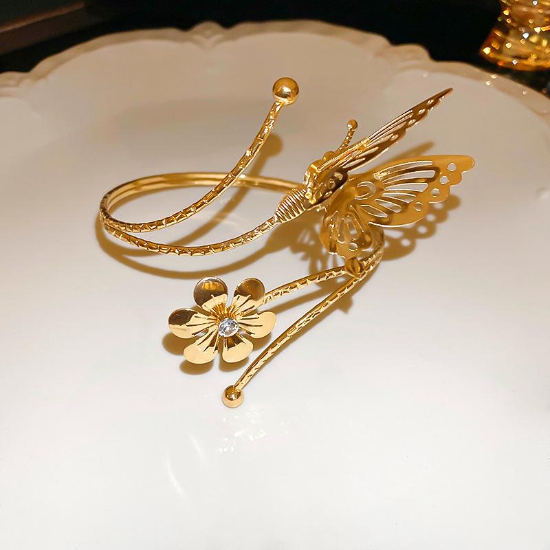 European & American Pleated Metal Bangle: Elegant Cold-Style Bracelet with High-End Luxury Design