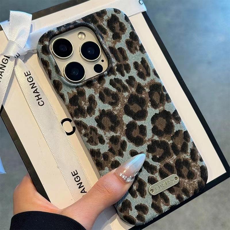 Autumn and Winter Flannel Contrasting Color Leopard Print Suitable for Apple 16promax Mobile Phone Case IPhone14 New 15 Half Pack 13