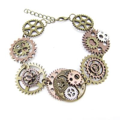 Bracciale Steampunk fai-da-te dal design originale con diversi ingranaggi collegati