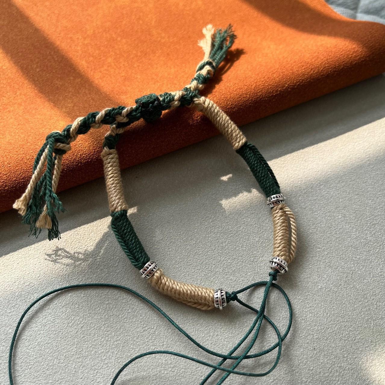 

Тибетский браслет ручной работы - Дизайн Тханки Зеленой Тары и Бога Богатства Standard