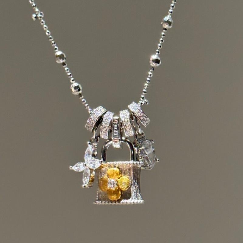Light Luxury High-End Brushed Running Ring Four-Leaf Flower Lock Necklace Versatile Niche Design Medieval Seiko Collarbone Chain