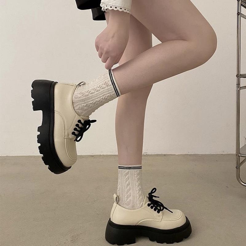 Dicker Absatz dicke Sohle weiße kleine Lederschuhe zum Schnüren Britischer Stil Retro Damen Koreanische Version Einzelne Schuhe neuer Trend im Sommer 2024