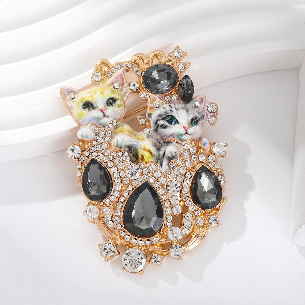 Retro diamond-encrusted double cat brooch fashion high-end sense light luxury versatile cute animal environmentally friendly brooch women's